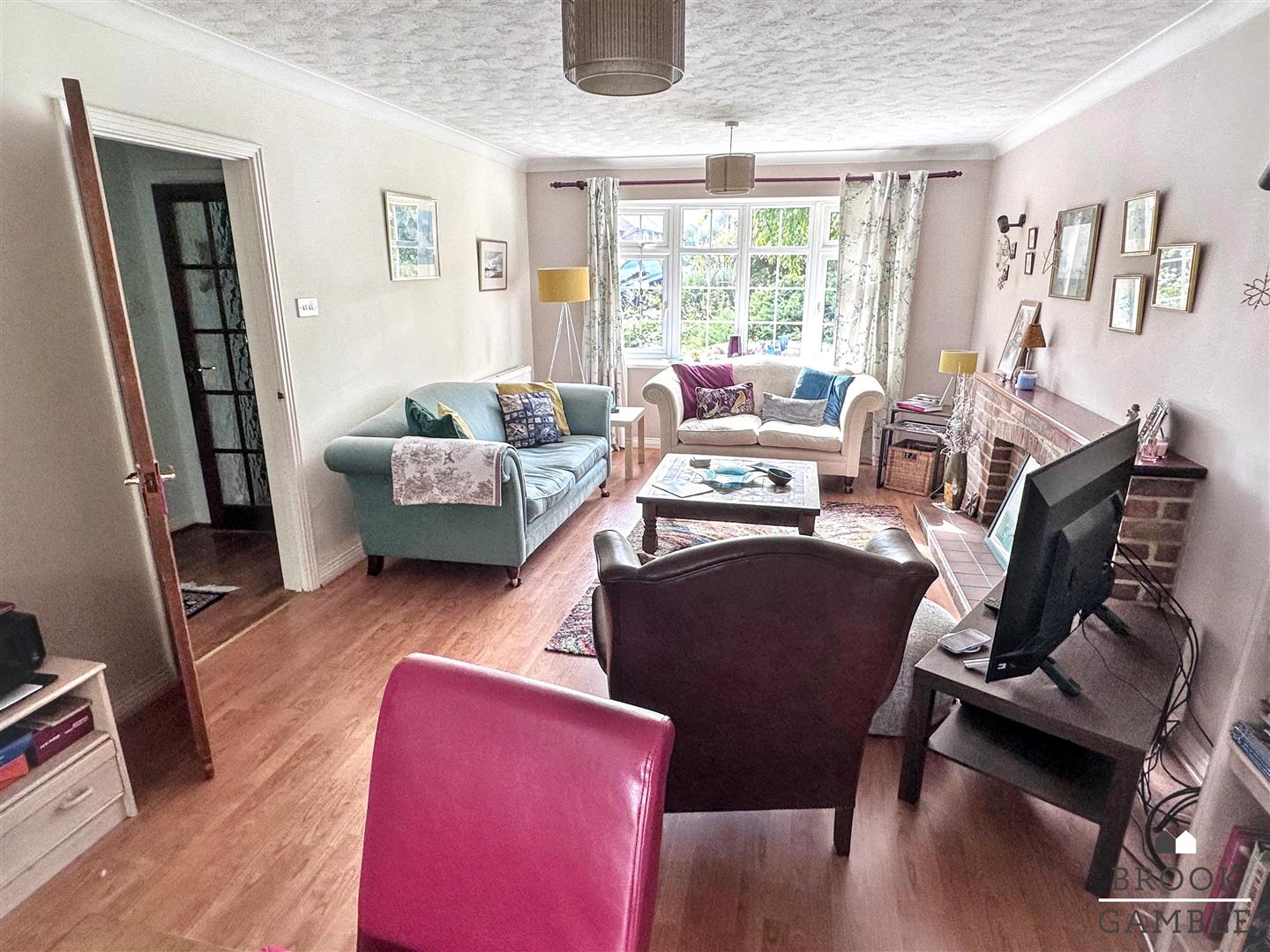 4 Bedroom House - Detached. Greenway in Eastbourne, 5